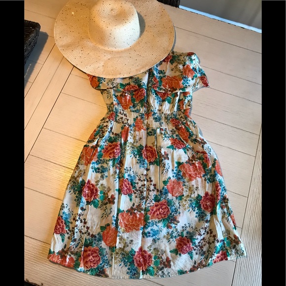 Body Central Other - Floral romper with pockets